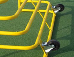 Stalen trainingsdoel geel transportwielen