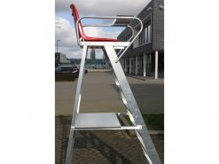 Scheidsrechtersstoel met kuip zijaanzicht