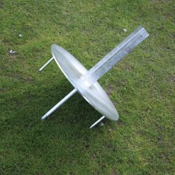 Korfbal voetplaat met pinnen aan de onderzijde t.b.v. natuurgras